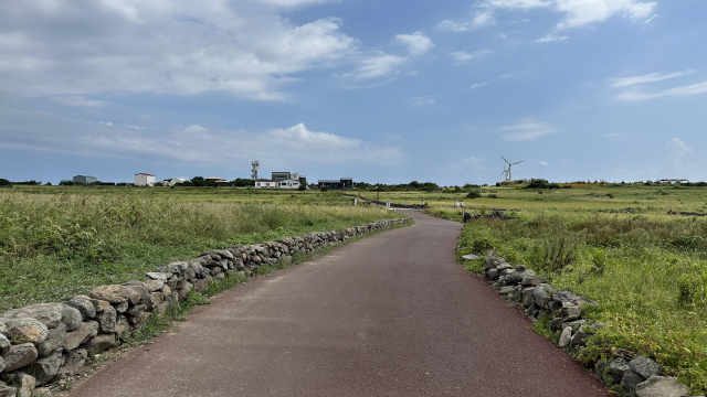 가파도 한가운데를 가로지르는 중앙길. 경사가 평지처럼 완만해 부담 없이 걸을 수 있다.