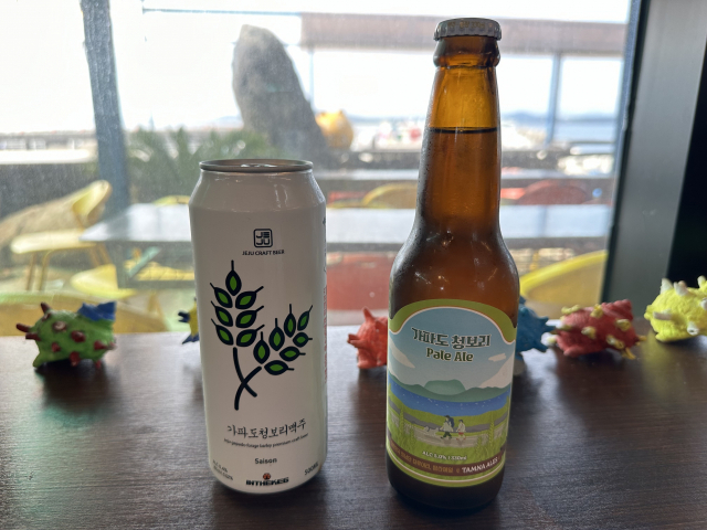 가파도 청보리로 만든 세종 맥주(왼쪽)와 페일 에일 맥주.