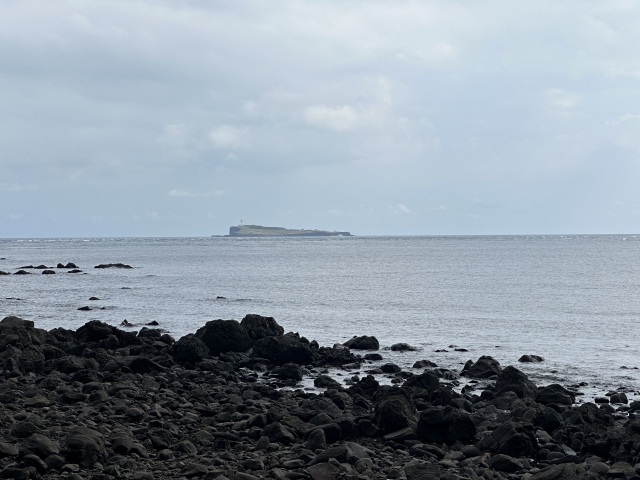 가파도 해안에서 바라본 마라도. 가파도에선 마라도가, 마라도에선 가파도가 잘 바라다 보인다.