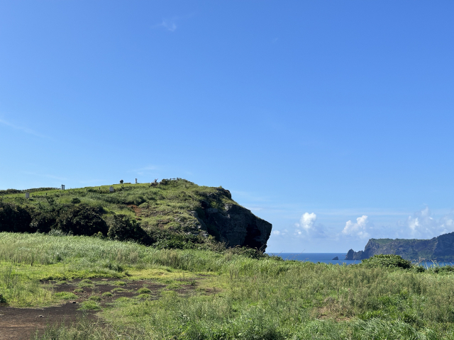 우도봉 가는 길에 만나는 사자 바위. 사자가 성산일출봉(오른쪽)을 바라보는 형상이다.