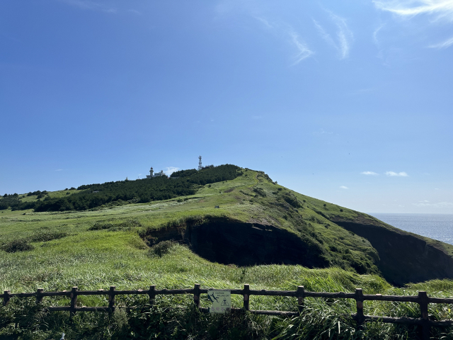 우도의 정상인 쇠머리오름. 섬의 이름이 유래한 물소의 머리에 해당하는 부분이다.