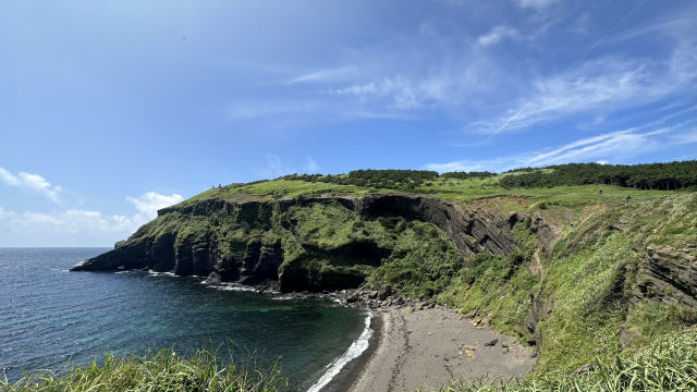 검은 모래가 인상적인 검멀레 해변. 우도 8경 중 2개를 지녔다.