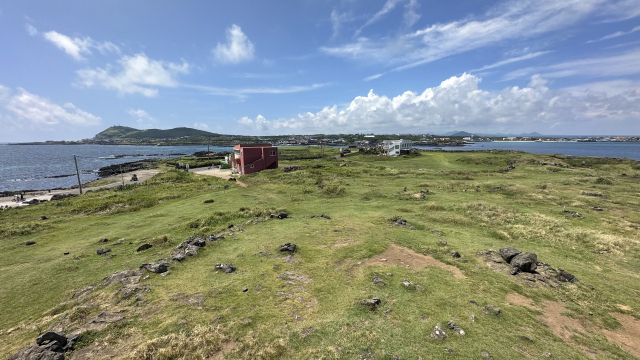 우도 안의 작은 섬 ‘비양도’ 봉수대에서 바라본 비양도와 멀리 우도 전경
