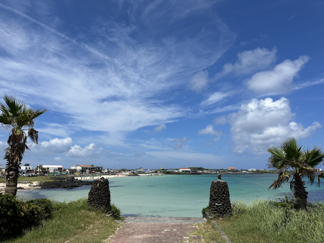 우도 동쪽 하고수동해수욕장. 에메랄드빛 바다와 하얀 모래가 이국적인 풍경을 자아낸다.