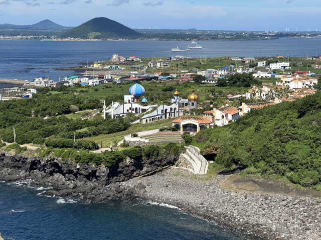 우도 천진항 인근에 들어선 훈데르트바서파크. 양파 모양 지붕과 나선의 건물이 특색 있다.