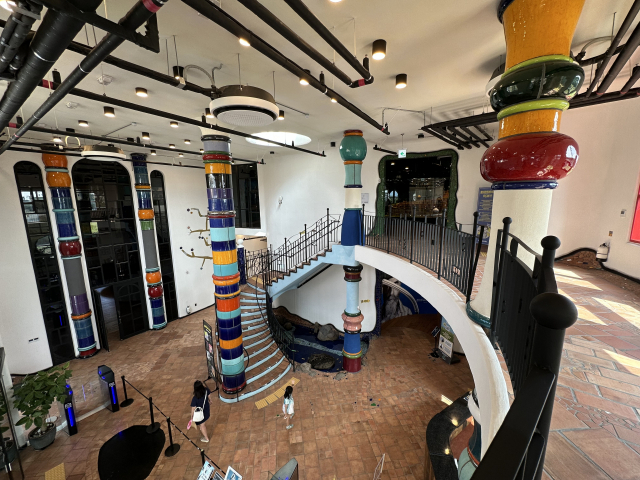 훈데르트바서 전시관 내부. 작가 세계를 반영해 내부도 온통 나선으로 꾸며져 있다.