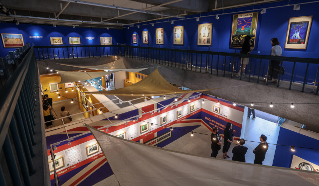 ‘데이비드 호크니＆브리티시 팝아트’ 동구 문화플랫폼 전시장 전경. 부산일보DB