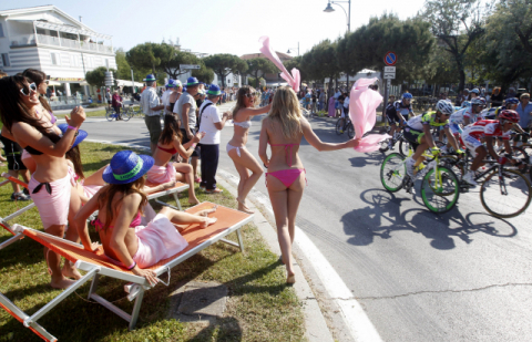 비키니 차림의 도심 노출이 빈번해지면서 이를 둘러싼 ‘규제와 자유’ 논쟁도 본격적으로 제기되고 있다. 이탈리아의 한 휴양지에서 비키니를 입은 여성 등 관광객들이 사이클 대회에 출전한 선수들을 응원하는 모습. 부산일보DB