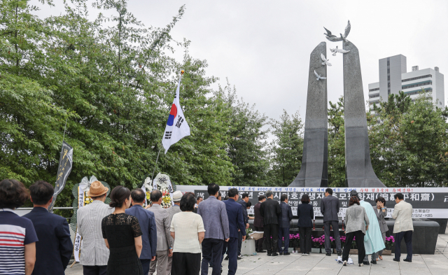 24일 부산 국립일제강제동원역사관 추모공원에서 광복 78주년 우키시마호 희생자 추모평화재가 열렸다. 시민이 우키시마호 희생자를 추모하고 있다. 이재찬 기자 chan@