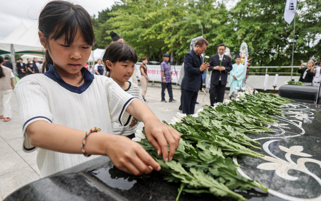 24일 부산 국립일제강제동원역사관 추모공원에서 광복 78주년 우키시마호 희생자 추모평화재가 열렸다. 시민이 우키시마호 희생자를 추모하고 있다. 이재찬 기자 chan@