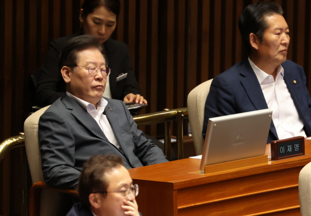 더불어민주당 이재명 대표가 24일 오후 국회에서 열린 본회의 도중 눈을 감고 있다. 연합뉴스
