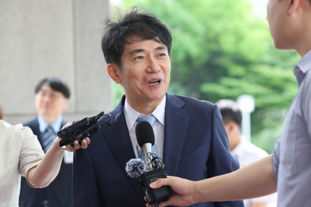 신임 대법원장 후보자인 이균용 서울고법 부장판사가 김명수 대법원장을 만나기 위해 23일 서울 서초구 대법원으로 들어서며 기자의 질문에 답하고 있다. 연합뉴스