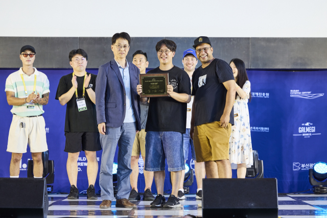 2023 부산수제맥주 마스터스 챌린지 우승은 프라하크래프트브루어리의 ‘아라비카 에일’이 차지했다. 샴 팔리왈 대표와 송호승 양조사가 우승 인증서를 받는 모습. 부산경제진흥원 제공