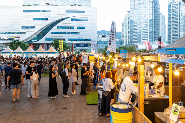 다양한 수제 맥주를 경험해 보는 비어가든. 부산경제진흥원 제공