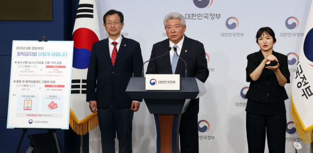 김홍일 국민권익위원회 위원장(가운데)이 29일 서울 종로구 정부서울청사 별관 브리핑룸에서 청탁금지법 시행령 개정안 국무회의 상정 결과 관련 브리핑을 하고 있다. 연합뉴스