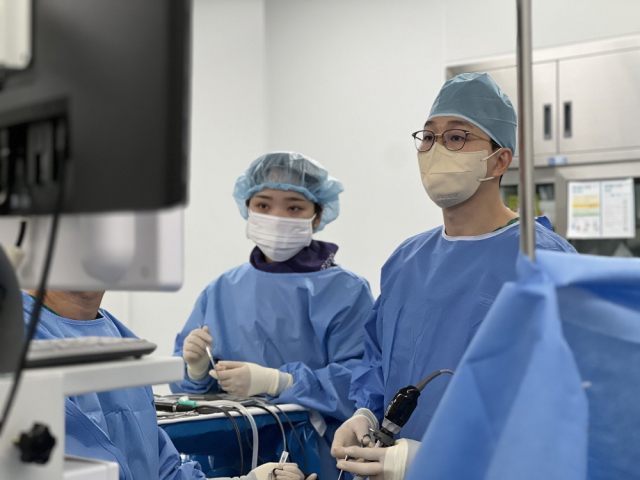 좋은강안병원 척추센터 박만규(오른쪽) 과장이 부울경 척추 내시경 학술대회에서 요추 추간공 협착증 라이브 수술을 시연하고 있다. 좋은강안병원 제공