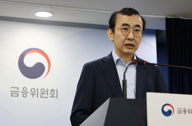 정부가 중소기업·소상공인 대출 부실로 인한 이른바 ‘9월 위기설’을 일축하고 나섰다. 이세훈 금융위원회 사무처장이 29일 서울 종로구 정부서울청사 브리핑룸에서 대출 만기연장·상환유예 조치 연착륙 현황 관련 브리핑을 하고 있다. 연합뉴스