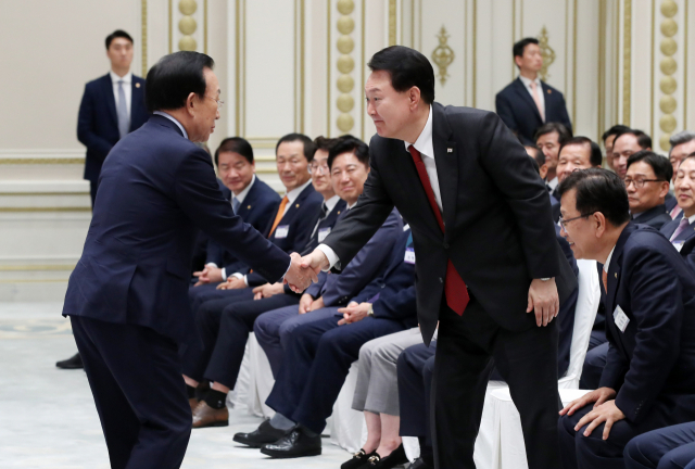 윤석열 대통령이 29일 청와대 영빈관에서 열린 제21기 민주평화통일자문회의 간부위원과의 통일대화에서 답사를 마친 김관용 수석부의장과 악수하고 있다. 연합뉴스