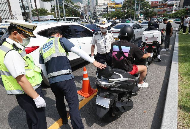 부산경찰청이 지난해 8월 서면교차로 일대에서 교통사고 예방을 위한 오토바이 단속을 벌이고 있다. 기사와는 직접적 연관이 없음. 부산일보 DB