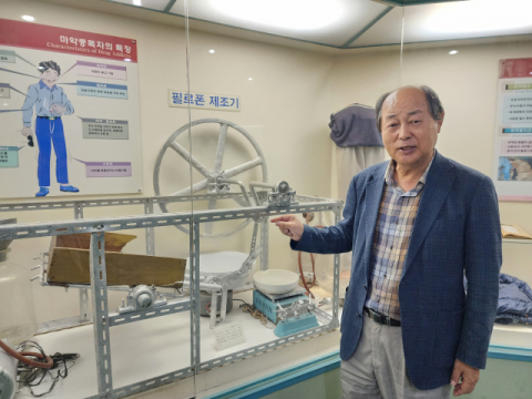 부산세관박물관 이용득 관장이 마약 밀수에 대해 설명하고 있다.