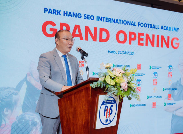 박항서 전 베트남 축구 국가대표팀 감독이 지난 30일 베트남 하노이 프레스클럽 빌딩에서 열린 ‘박항서 인터내셔널 풋볼 아카데미’ 출범식에서 인사말을 하고 있다. 디제이매니지먼트 제공