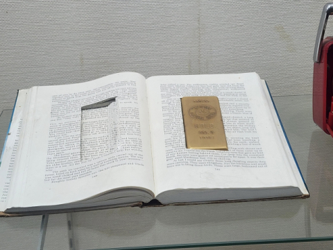 책 속에 숨겨 온 금괴의 모습.