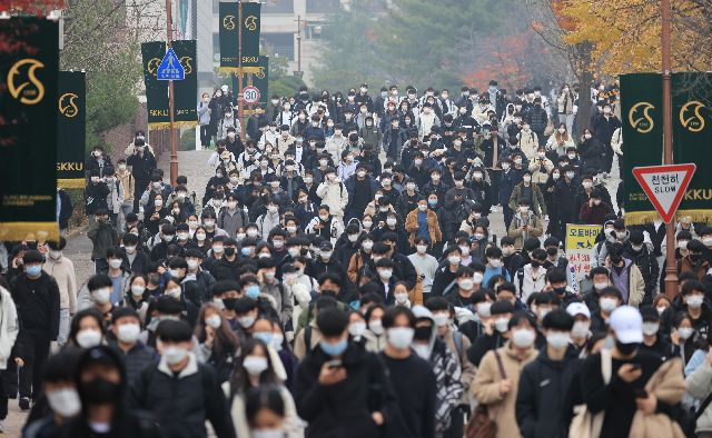 사진은 서울 성균관대에서 논술고사를 마친 수험생들이 밖으로 나서고 있는 모습. 연합뉴스