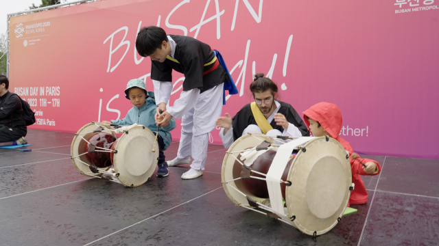 ‘부산데이 인 파리’ 행사에서 사물놀이 체험이 진행 중인 모습. 김보경 PD