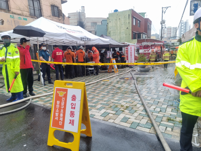 1일 오후 1시 40분께 부산 동구 좌천동의 한 목욕탕에서 발생한 화재·폭발 사고로 건물 인근에 폴리스라인이 만들어졌다. 손혜림 기자