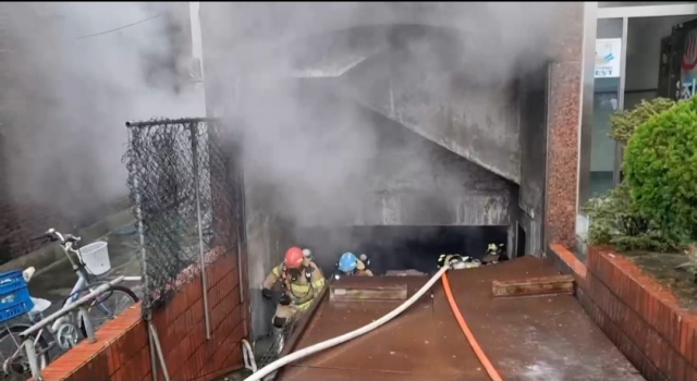 1일 오후 1시 40분께 부산 동구 좌천동의 한 목욕탕에서 화재와 폭발이 발생해 소방관 등 17명이 부상을 입었다. 부산소방본부 제공