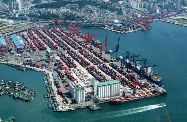 강동진 교수는 자성대 부두 앞쪽 사일로(양곡창고)를 두고 부산에서도 남아공 ‘자이츠 아프리카 현대미술관’의 예처럼 ‘사일로 재탄생의 위대한 걸작’을 만들자고 수차례 강조한다. 비온후 제공