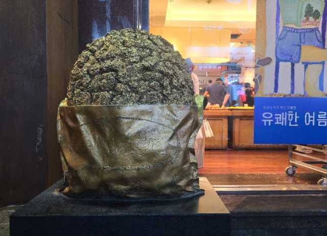 대전 여행은 튀김 소보로와 부추빵 등으로 유명한 성심당으로 시작해서 성심당으로 끝난다는 우스갯소리가 있다. 볼거리와 즐길 거리, 먹을 거리가 많지 않다는 것이다. 그런 선입견과 편견을 버리고 여행한다면, 은근히 재미있는 도시가 대전이다. 대전 중구 성심당 본점에 있는 튀김 소보로 조형물.