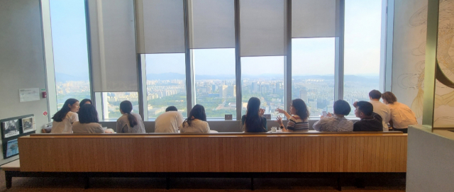 대전 최고의 전망은 엑스포 타워에 있다. 엑스포 타워 38층 스타벅스 매장에서 대전 도심을 전망하며 즐겁게 얘기를 나누고 있는 사람들.