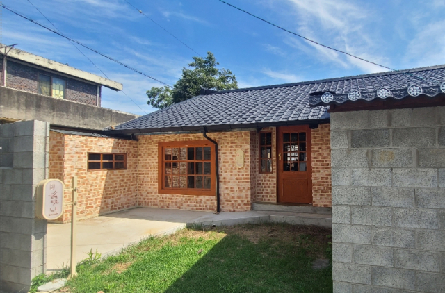 철도 관사촌의 카페와 음식점들은 대부분 기와집 형태다. 집의 뼈대와 외관은 최대한 보존하고 그 위에 현대적인 감각을 입혔다.