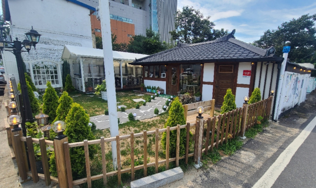 소제동 철도 관사촌의 한 카페. 대전역에서 도보 5분 거리에 있는 철도 관사촌은 일제강점기에 조성돼 철도 도시 대전의 근대사를 오롯이 품었다. 철도 관사촌의 건축적, 공간적 특징이 많이 남아 있는 곳이기도 하다.