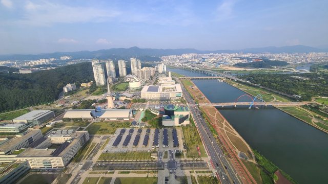 엑스포 타워 38층 스타벅스 매장에서 바라본 한빛탑과 엑스포 과학공원 일대 전경.
