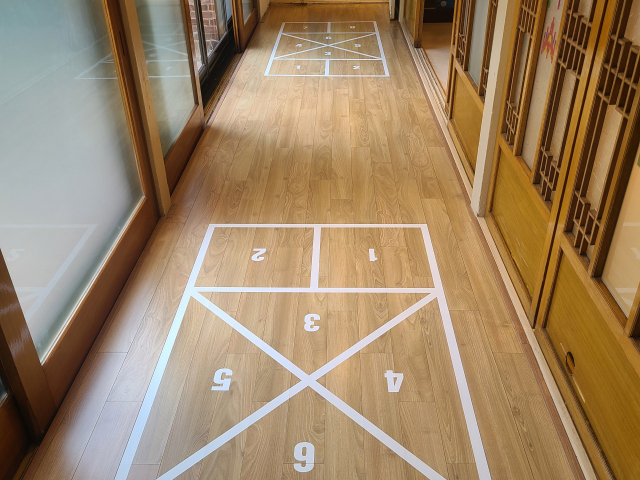 전통 놀이인 사방치기. 2호 관사에서는 전통 놀이를 비롯해 보드 게임, 오락실 게임 등을 체험할 수 있다.