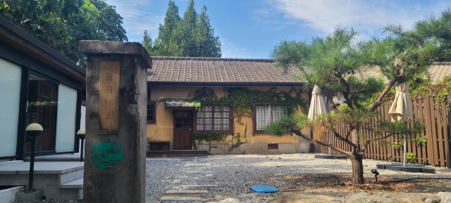 철도 관사촌을 찾았다면 꼭 들러야 하는 관사 16호. 남아 있는 관사 중 건물 외관과 내부가 가장 잘 보존돼 있는 곳이다.