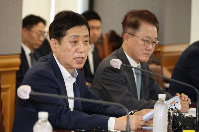 김주현 금융위원장이 지난달 16일 오전 서울 중구 은행회관에서 '수출금융 종합지원 방안'을 논의하기 위한 은행장 및 정책금융기관장과의 간담회를 주재하고 있다. 오른쪽은 강석훈 산업은행 회장. 연합뉴스
