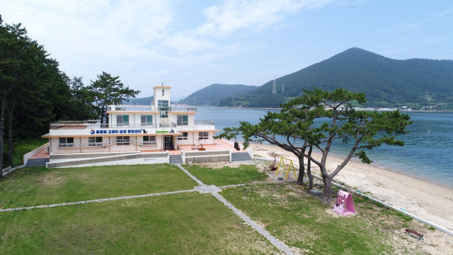 통영시 한산면 용호도에 문을 연 국내 최초 공공형 고양이 보호·분양센터. 학령인구 감소로 폐교한 옛 한산초등학교 용호분교장을 리모델링해 갈 곳 없는 고양이들의 새 보금자리로 만들었다. 부산일보DB