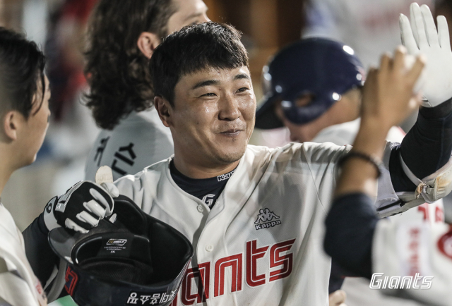 롯데 자이언츠 내야수 정훈은 지난 5일 울산 문수구장에서 열린 삼성 라이온즈와의 경기에서 5타수 3안타 3타점 2득점의 맹타를 휘두르며 팀의 10-3 승리에 중심적인 역할을 했다. 롯데 자이언츠 제공