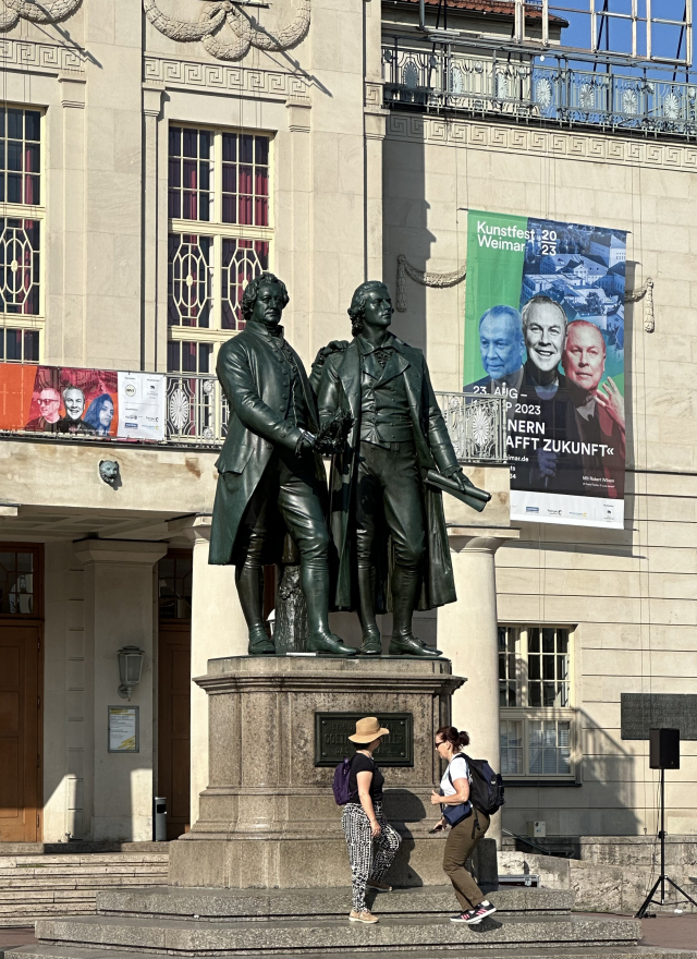 국립 바이마르 극장 앞 괴테(왼쪽)와 실러 동상. 김은영 선임기자