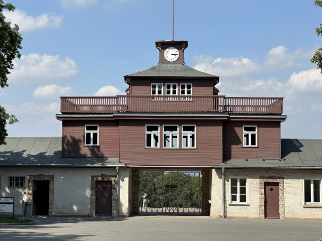 부헨발트 강제 수용소 정문. 시계는 당시 시간에서 멈춰 있다. 김은영 선임기자