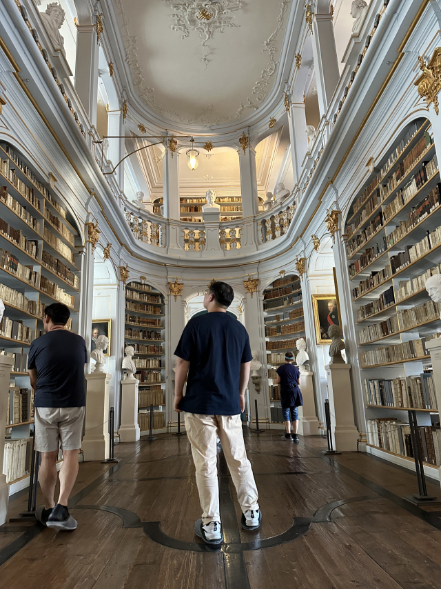 '안나 아말리아 대공비 도서관' 내 로코코 홀. 이 도서관은 안나 아말리아가 궁정 도서관을 개조해 만들었다. 김은영 선임기자