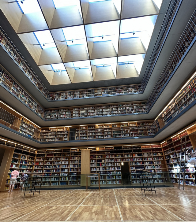 '안나 아말리아 대공비 도서관' 신관은 책큐브가 장관이다. 4층 높이의 정사각형 중앙 홀이 있고, 네 벽 서가를 따라 층마다 난간을 설치했다. 그래서 별칭이 '책큐브'이다. 김은영 선임기자