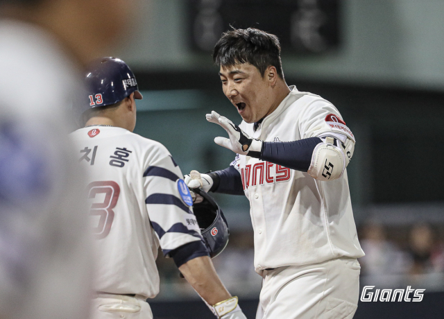 롯데 자이언츠 내야수 정훈이 5일 울산 문수구장에서 열린 삼성 라이온즈와의 경기에서 5타수 3안타 3타점 2득점의 맹타를 휘두르며 팀의 10-3 승리에 중심적인 역할을 했다. 정훈이 5회 말 통산 1000번째 안타를 기록한 뒤 더그아웃에서 팀 동료들의 축하를 받고 있다. 롯데 자이언츠 제공