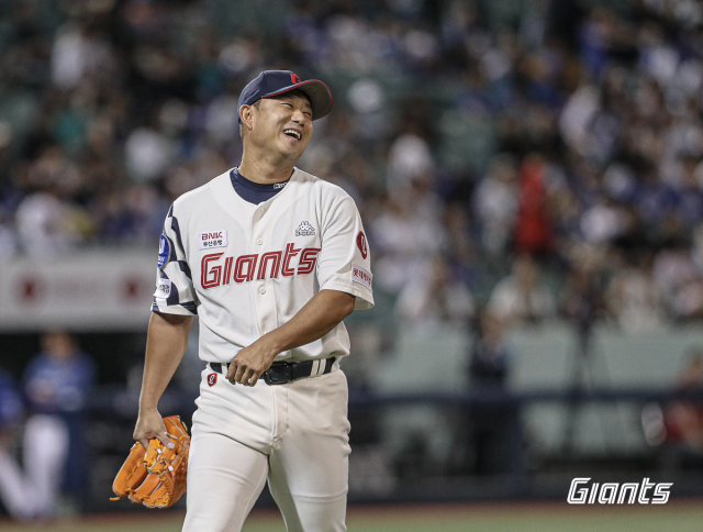 롯데 자이언츠 투수 김상수는 지난 5일 울산 문수구장에서 열린 삼성 라이온즈와의 경기에서 3분의 2이닝 무실점을 기록하며 시즌 17호 홀드를 따냈다. 김상수는 KBO 리그 홀드 부문 단독 5위에 올라섰다. 롯데 자이언츠 제공