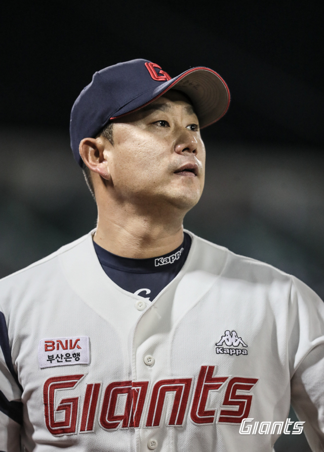 롯데 자이언츠 투수 김상수는 5일 울산 문수구장에서 열린 삼성 라이온즈와의 경기에서 3분의 2이닝 무실점을 기록하며 시즌 17호 홀드를 따냈다. 김상수는 KBO 리그 홀드 부문 단독 5위에 올라섰다. 롯데 자이언츠 제공