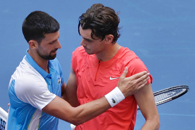 노바크 조코비치(왼쪽)가 6일(한국시간) 미국 뉴욕 빌리 진 킹 내셔널테니스센터에서 열린 US오픈 남자 단식 8강전에서 미국의 테일러 프리츠를 꺾은 후 상대를 위로하고 있다. AFP연합뉴스