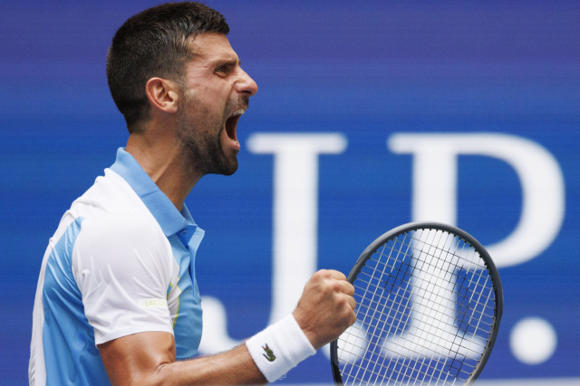 노바크 조코비치가 6일(한국시간) 미국 뉴욕 빌리 진 킹 내셔널테니스센터에서 열린 US오픈 남자 단식 8강전에서 미국의 테일러 프리츠를 상대로 포인트를 올린 후 포효하고 있다. 조코비치는 프리츠를 3-0으로 따돌리고 통산 47번째 메이저대회 4강에 진출하는 기록을 작성했다. EPA연합뉴스